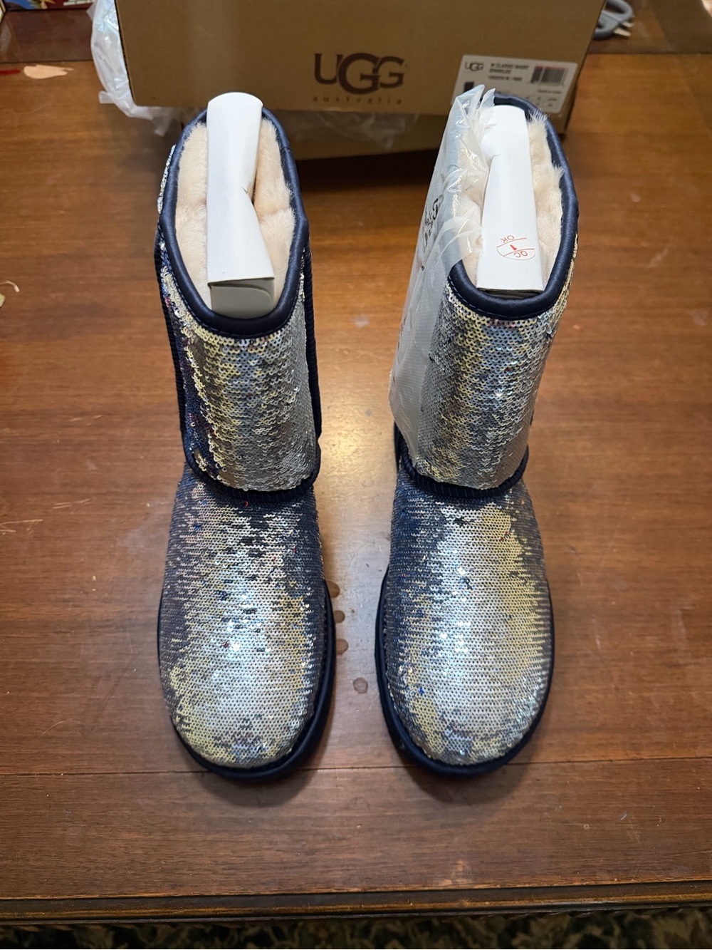 Men's footwear box with slippers
